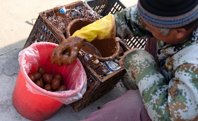 一文说全:腌咸蛋的各种江湖美味流派,说到最后,眼眶湿润了