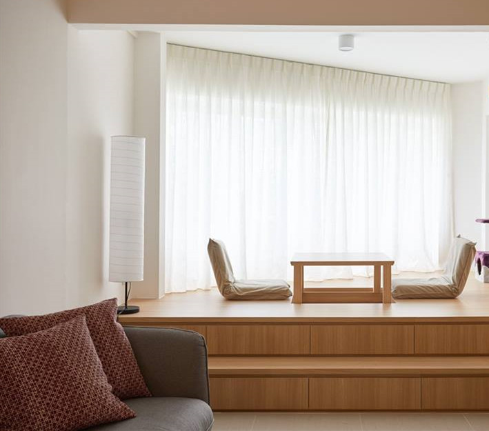 越来越多的人不做背景墙,整个房间抬高做地台