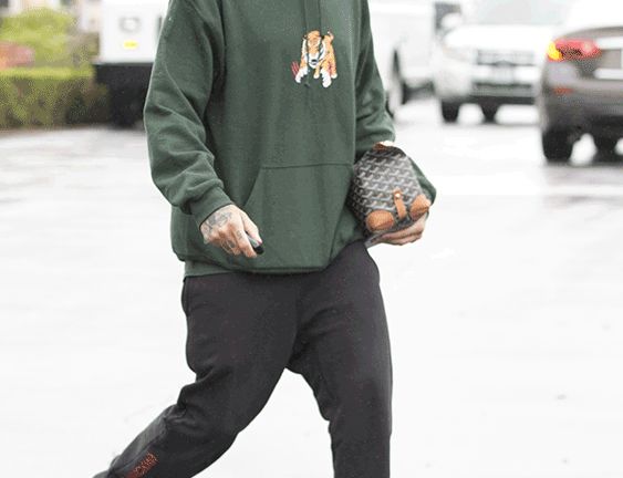 中国男人挎包,男人夹包过时了吗