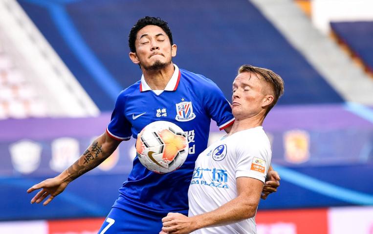 昨晚中超联赛上演“胸出没”，“胸打”造争议点球“胸二”乌龙