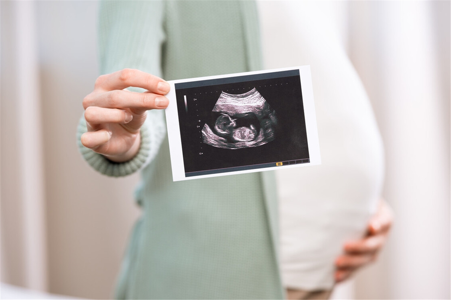 孕晚期羊水少很焦虑怎么办,孕晚期羊水多怎么办不入盆