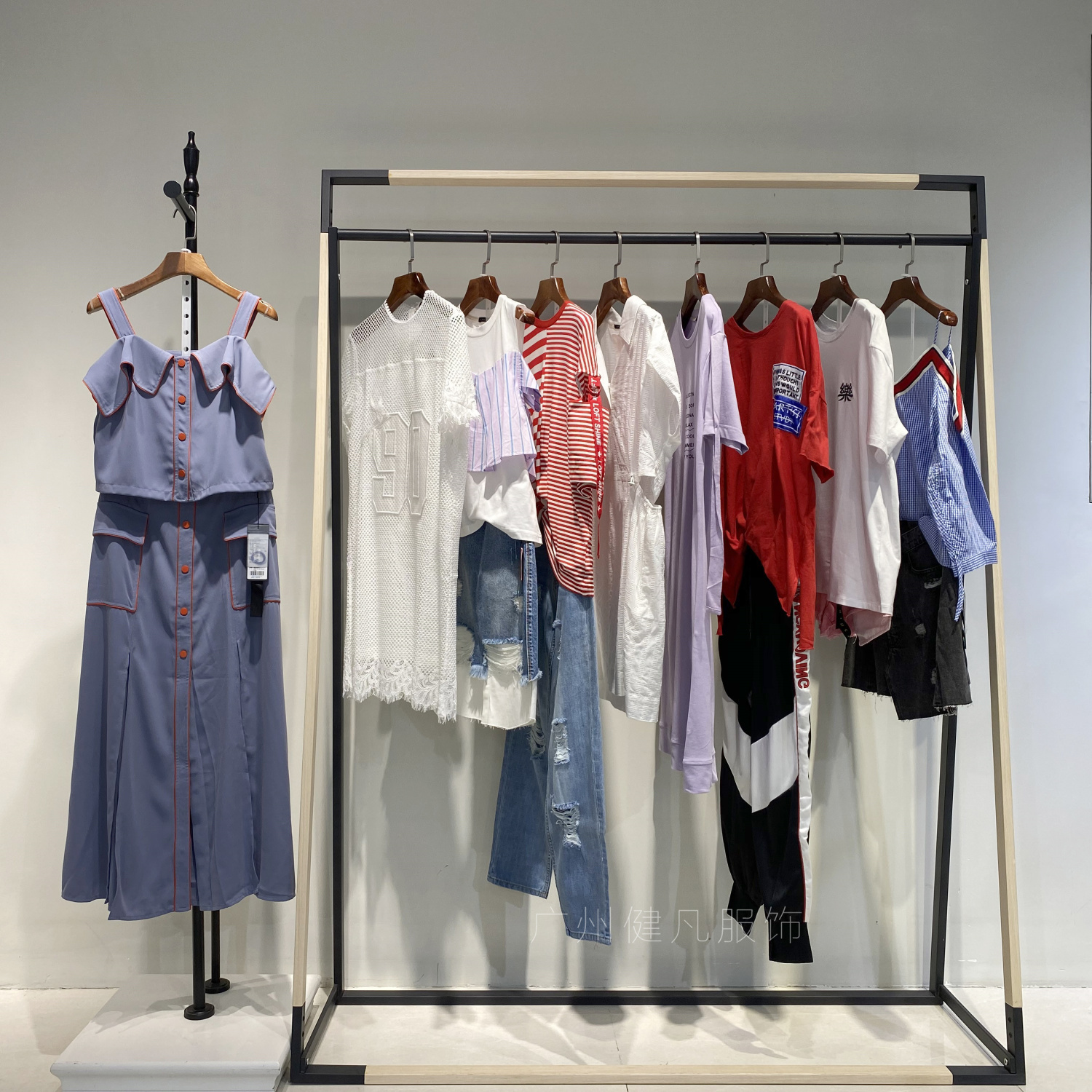 品牌折扣尾货女装批发免费铺货,杭州尾货杂款女装批发一手货源