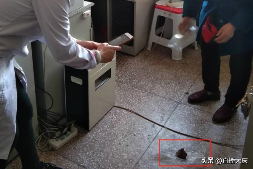 女子手术取出纱布,女子手术5年体内取出纱布