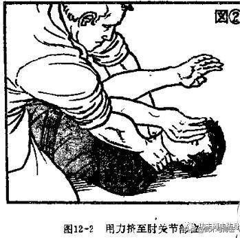 格斗术倒地锁脖,格斗脖子被勒住怎么反击