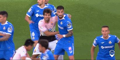 武磊憋屈!禁区内被抱摔+遭肘击无黄牌,换下场还遭辱华球员追骂