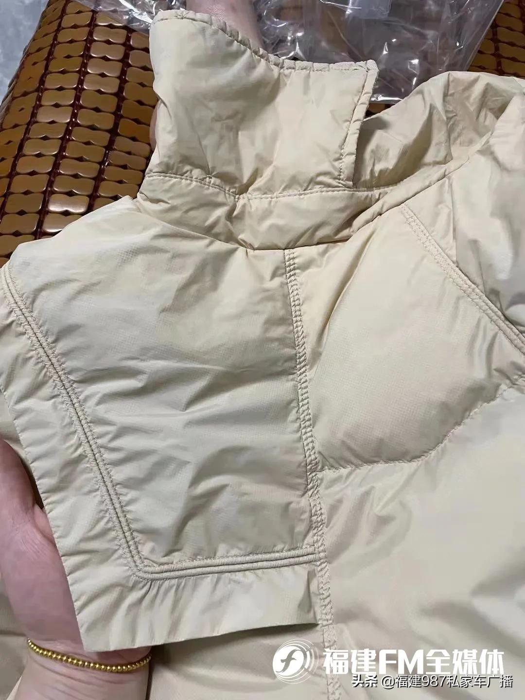 白色羽绒服被染色的最佳处理方法,羽绒服染色了干洗店可洗掉吗