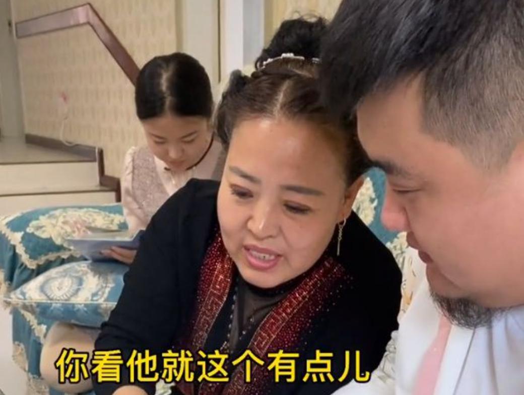 吃播泡泡龙意外去世，29岁体重320斤，生前脸上黑斑是早有预兆？