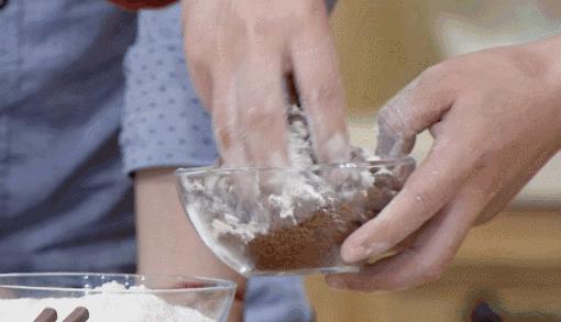 温水和面可以做红糖芝麻饼,红糖面粉芝麻牛奶怎么做饼好吃