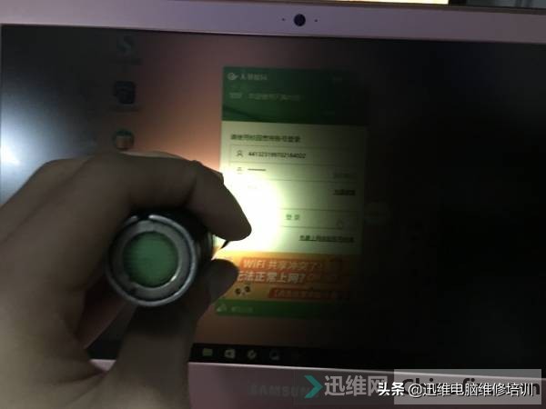 三星910S笔记本闪屏,无背光,原来问题出在这儿,几分钟轻松搞定