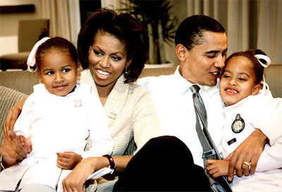 奥巴马首次回非洲老家：帮祖母扛大米，和兄弟们一起在村头喝酒