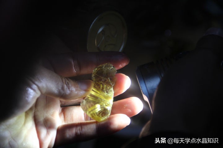摸黑赶水晶原料交易早市去晚一晚人影都找着了