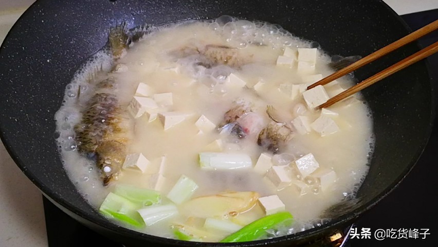 炖鱼去腥只需三种调料,炖鱼去腥的方法