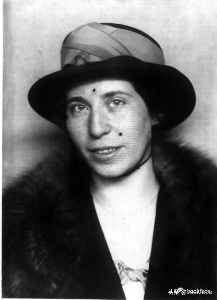 他被父亲虐成精神病，努力一辈子也没治愈。你是隐形抑郁人口吗？