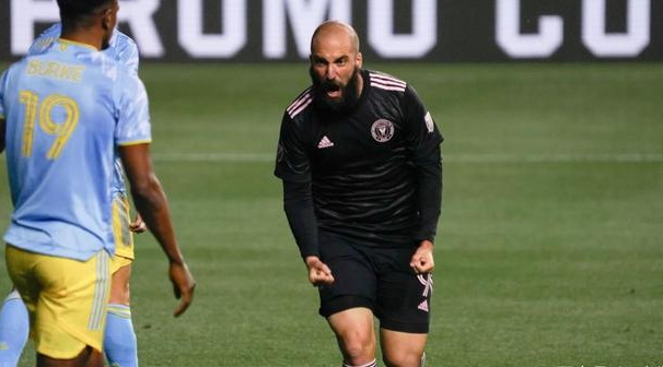 伊瓜因为什么总丢单刀,曾经球场追风少年已变成油腻大叔