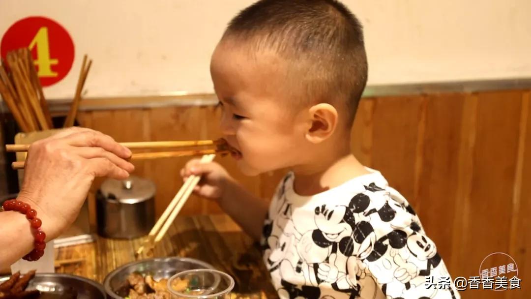 藏在巷子里的特色烧烤,老街里烧烤青岛