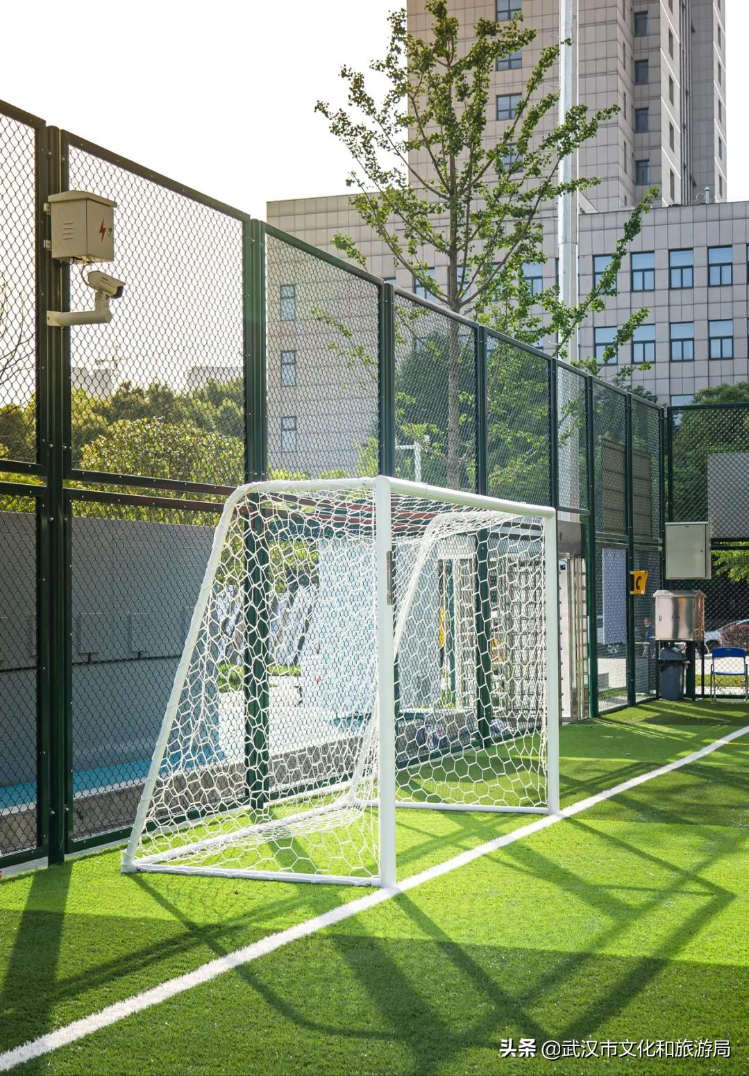 骑车给手机充电,武汉街头给手机充电路灯