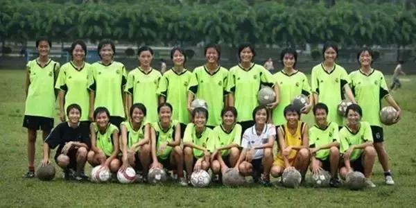 独腿小哥送外卖视频,独腿小哥拄拐坚持送外卖