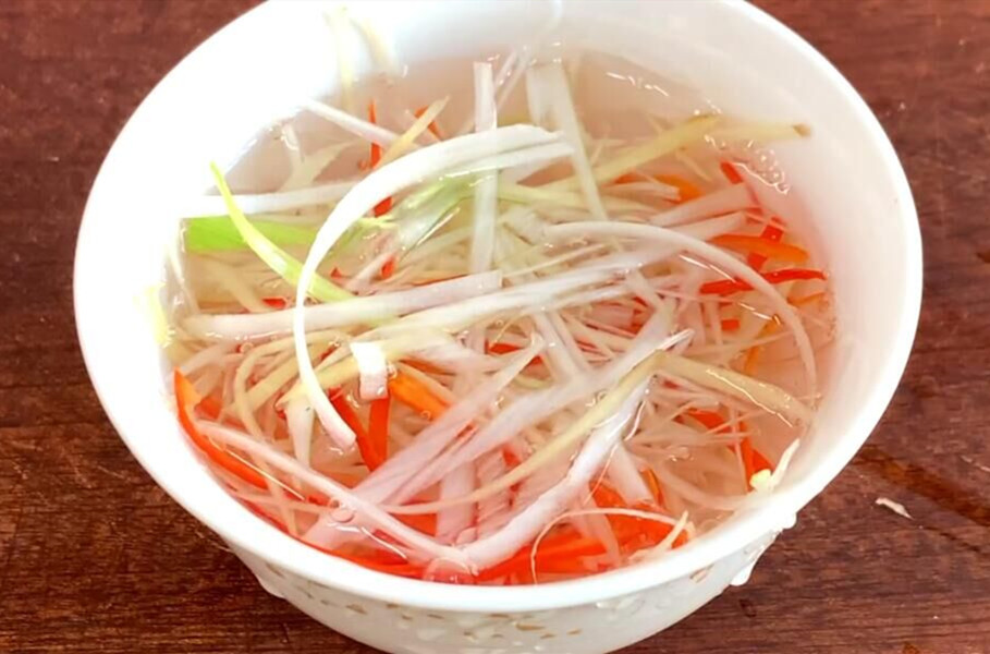 清蒸鱼放盐的最佳时间,清蒸鱼盘子边上放盐