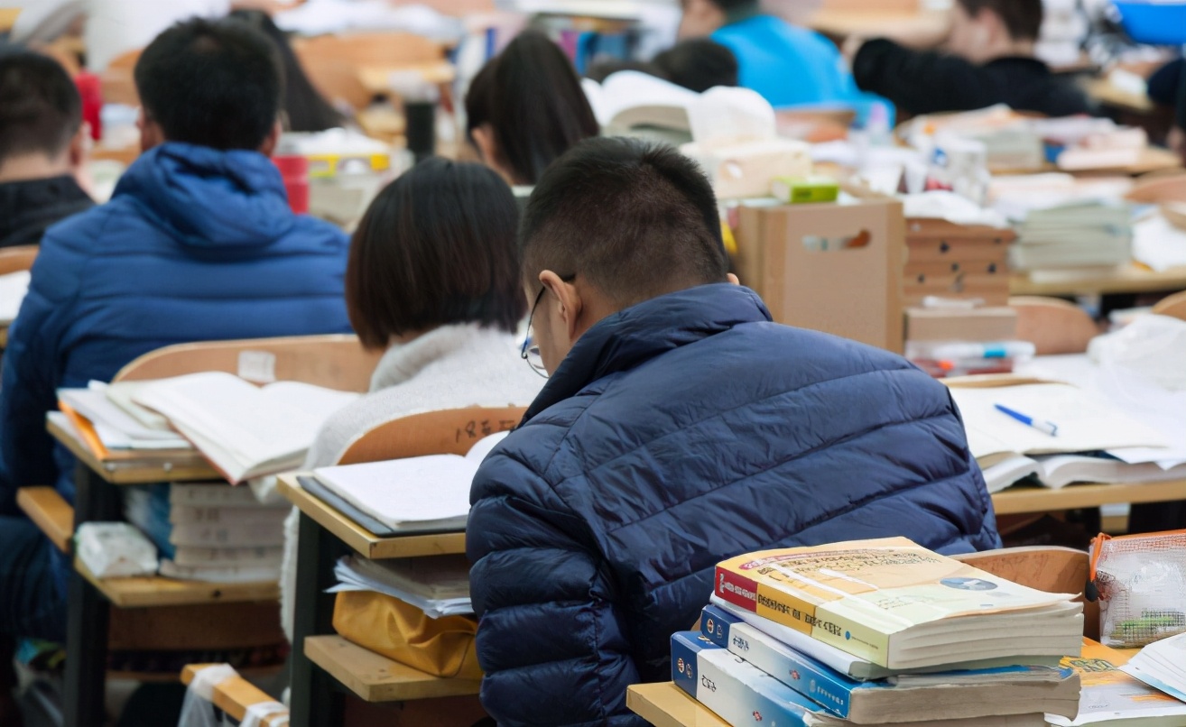 孩子初中住校好还是走读好,初中生选择住校还是走读