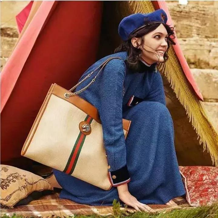 还在执迷于小包？王菲、杨幂早就背上了实用能装的...购物袋？