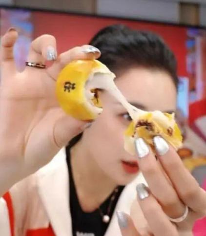 吴昕现身薇娅直播间，一边跳舞一边吃，3分种爆卖6400枚蛋黄酥