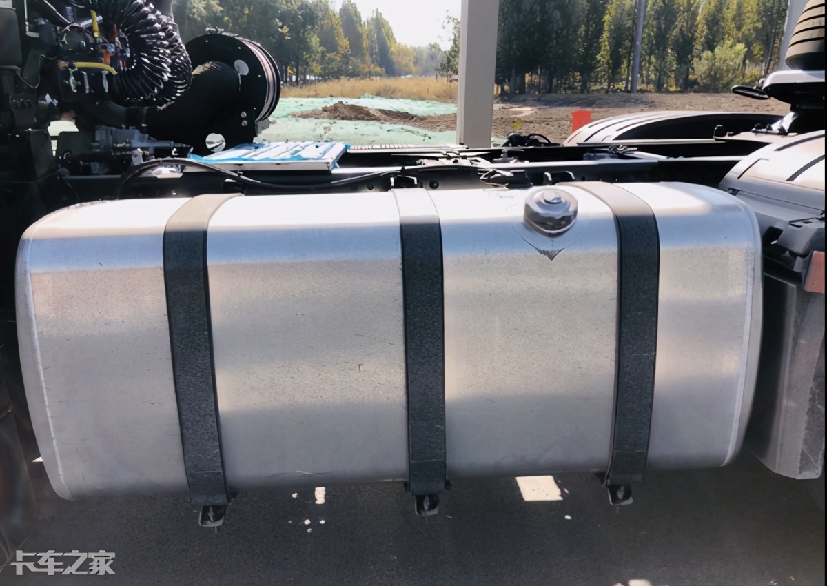 北奔重卡牵引车自重多少斤,北奔v3重载版前四后八自卸车