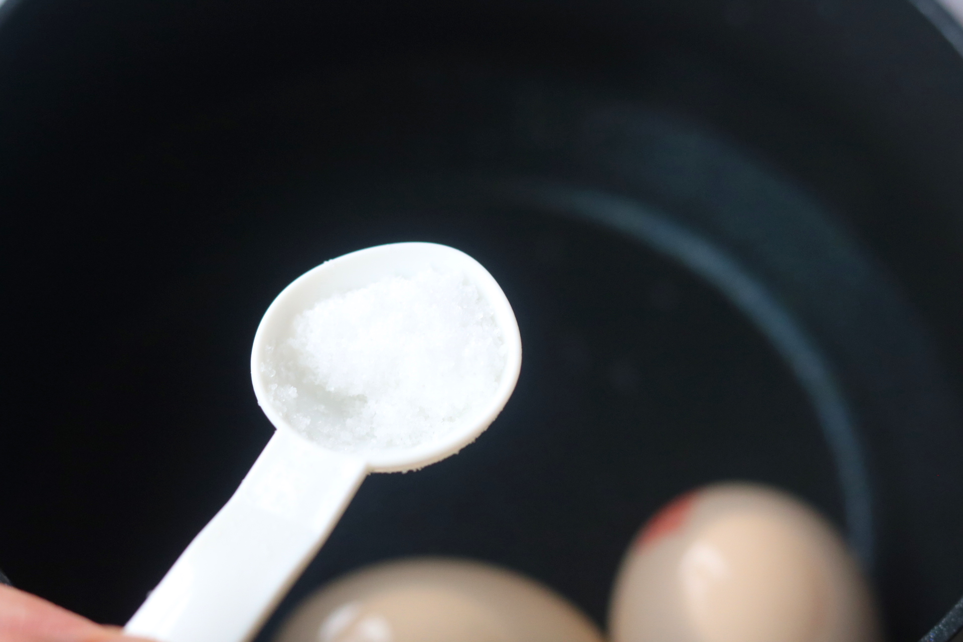 鸡蛋蛋黄发黑还能吃吗,为什么有些鸡蛋蛋黄发黑