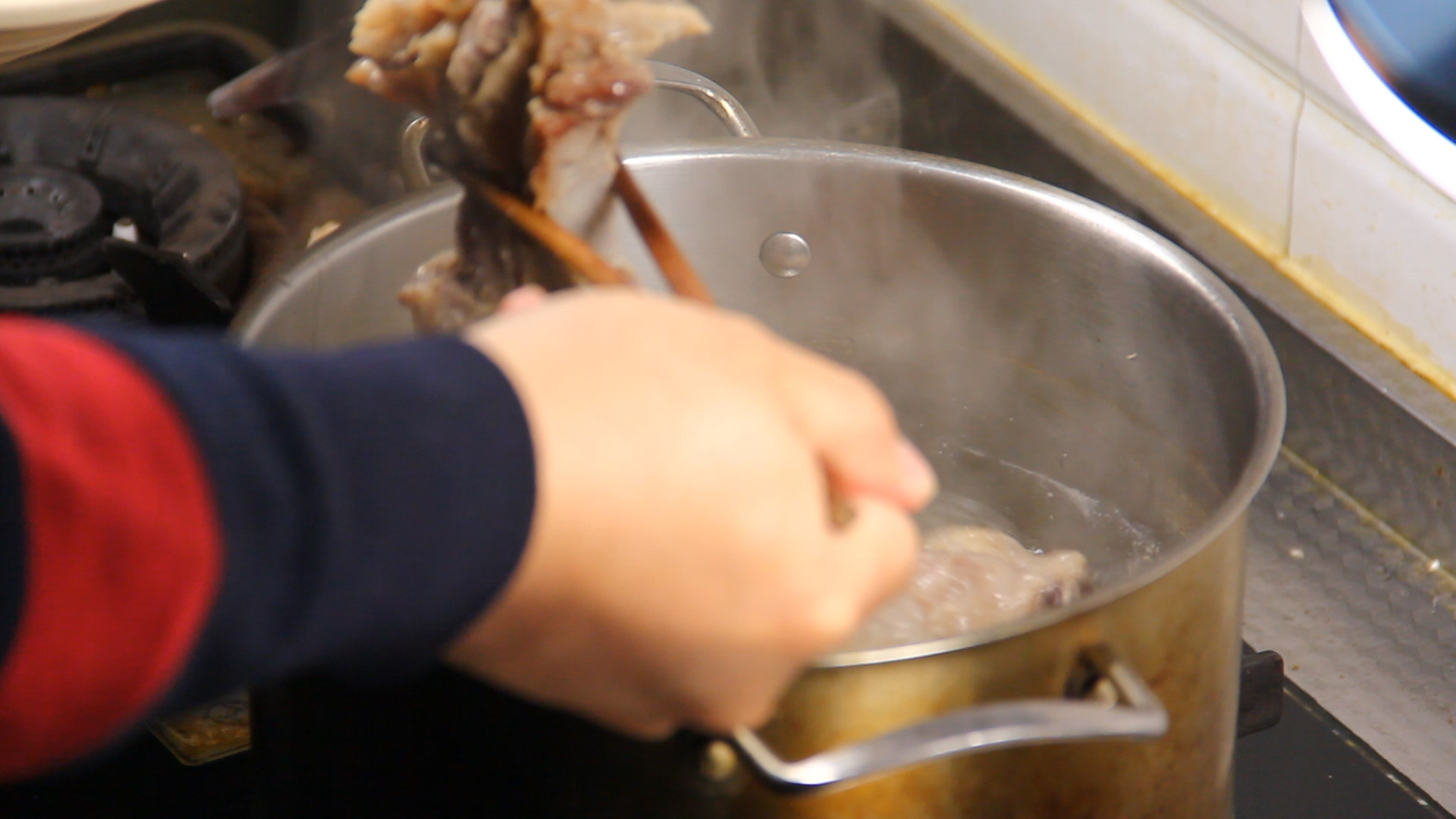 香菇牛肉酱二元一罐,香菇牛肉酱方便携带一小盒