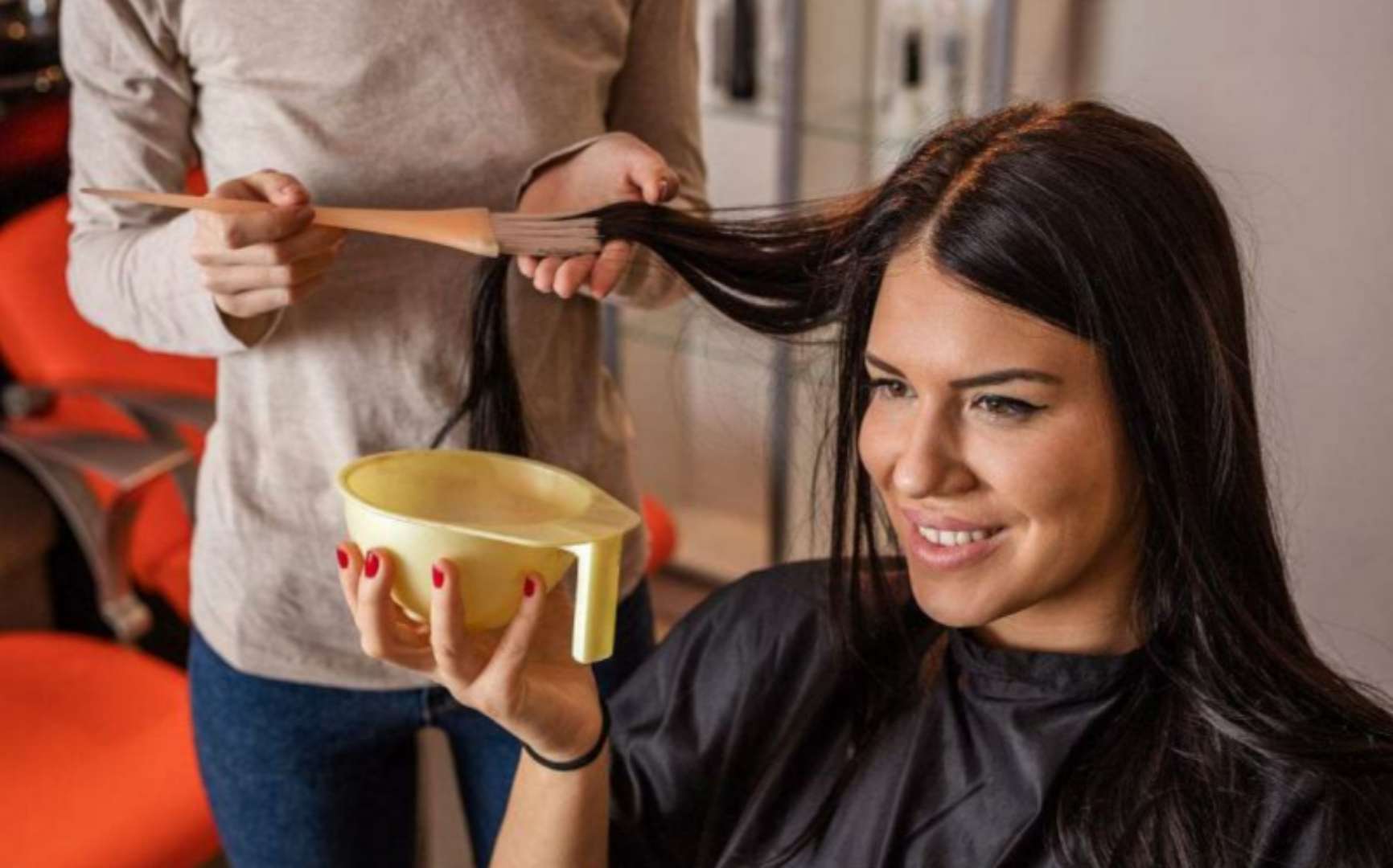 自己染发和理发店染的哪个伤头发,自己染发和去外面染有什么区别