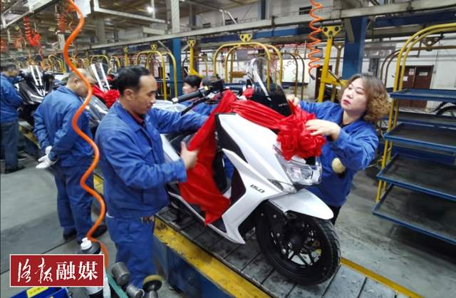 中国第一辆智能电动摩托车,国内首款混动摩托车