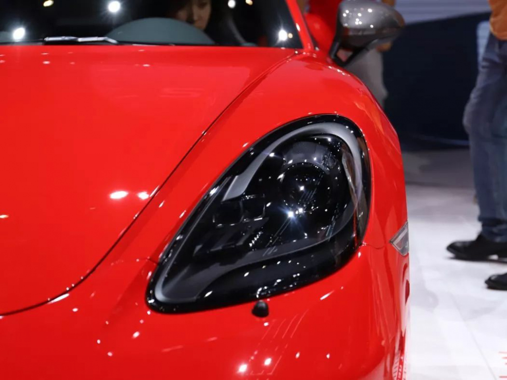 23岁女总裁提劳斯莱斯,23岁美女提车保时捷