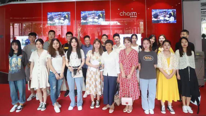 作为广告公司，被一群大学生参观是怎样一种体验？