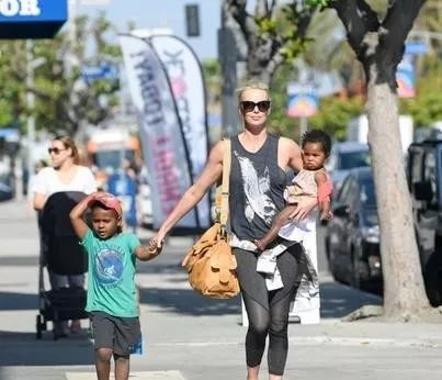 她的43岁，剃平头、扮丑增重50磅，她比男人更英气，比女人更妩媚