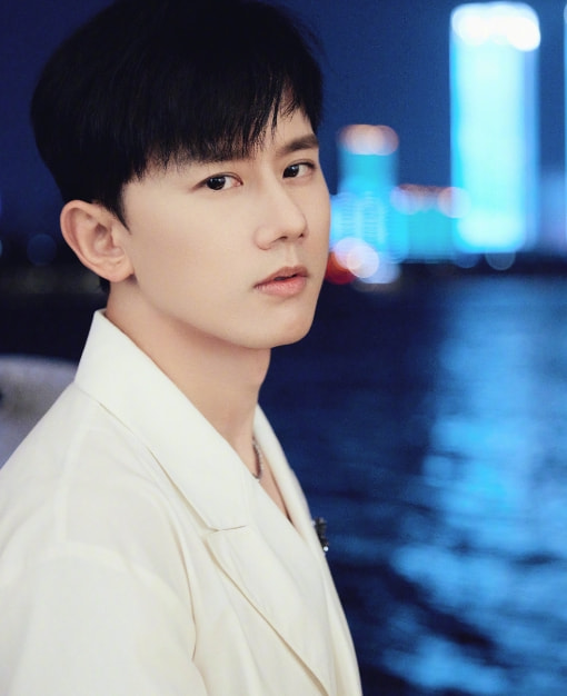 张杰演唱会摔倒受伤完整版,张杰意外摔伤仍坚持演唱四小时