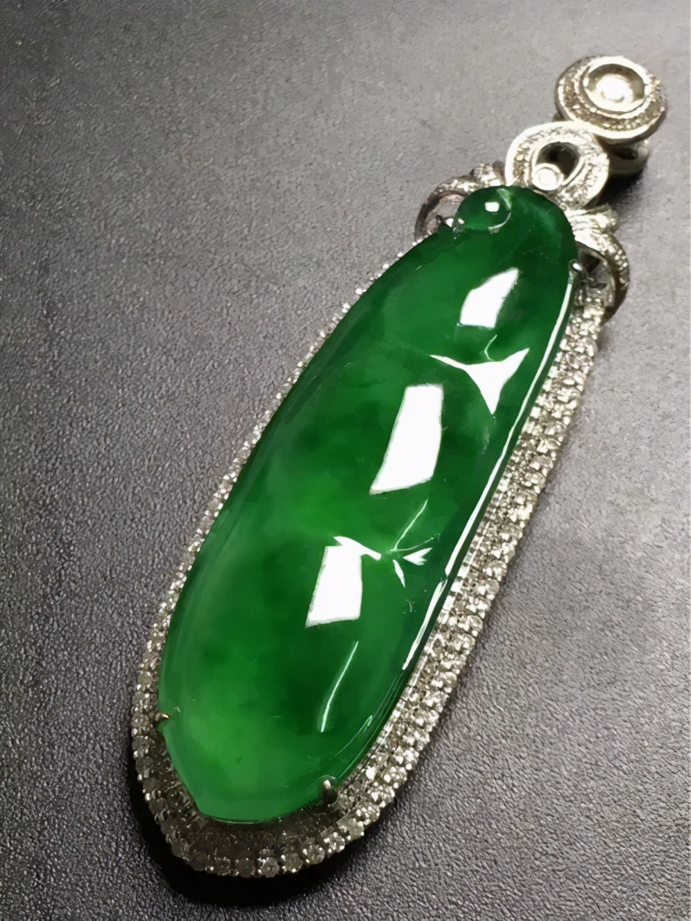 翡翠车挂件的寓意,翡翠蝙蝠挂件寓意