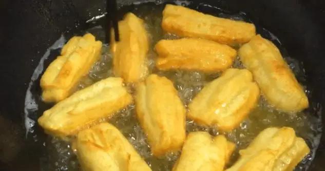 无矾酥脆油条的做法和配方超实用,油条做法蓬松酥脆不用醒面一晚上