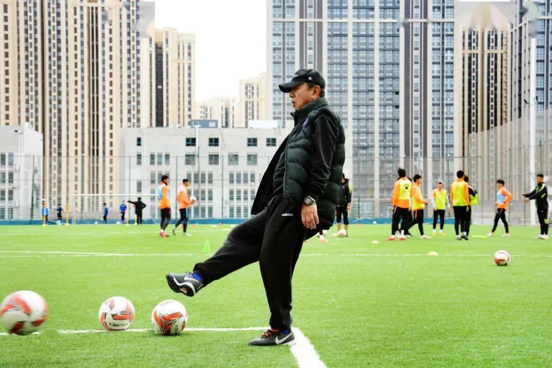 青岛海牛庆祝中乙夺冠,2017-2018赛季青岛海牛