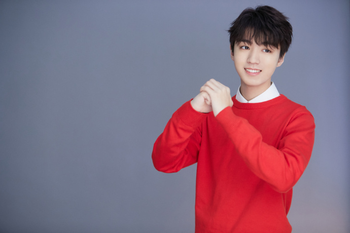 王俊凯拉链破洞裤,王俊凯外套秋冬穿搭