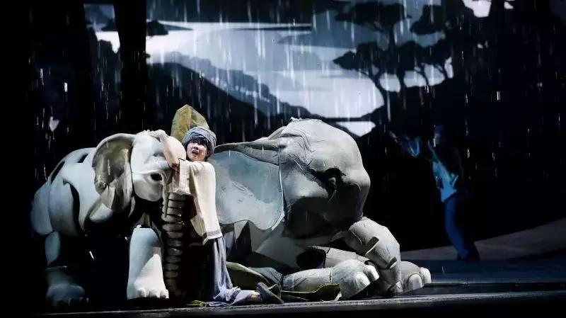 歌颂祖国,战象献礼!3.8m巨型“偶象”跳出课本