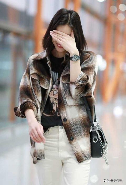 刘雯从平淡无奇到国际一线名模,刘雯真的解约了吗