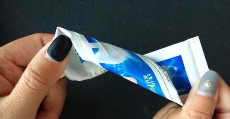 用过的牙膏不要扔,牙膏用完了把头剪了继续用