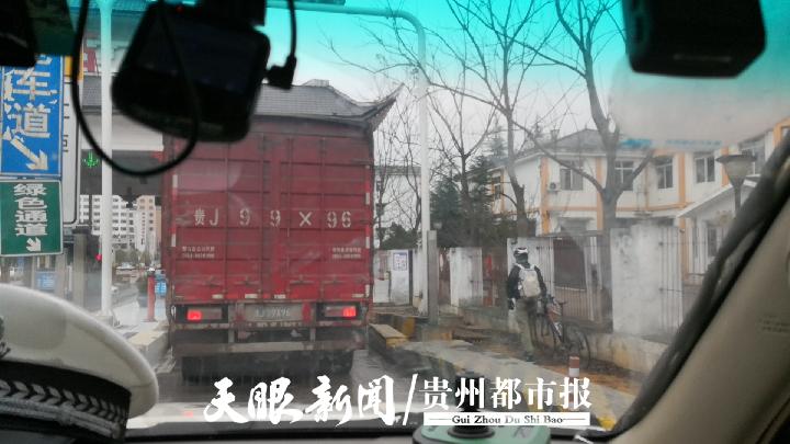 高速上碰到行人交警怎么处理,发现高速有人逆行怎么办