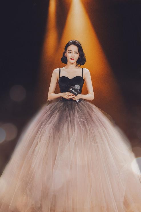 杨洋迪丽热巴庆功宴搂腰视频,杨洋迪丽热巴荣耀夫妇现场撒狗粮