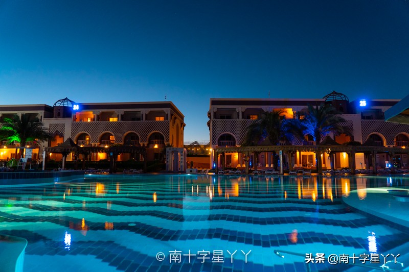 一半沙漠一半海洋图片,一半沙漠一半湖水