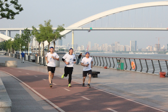 上海美都“走跑团”相约滨江活力开跑