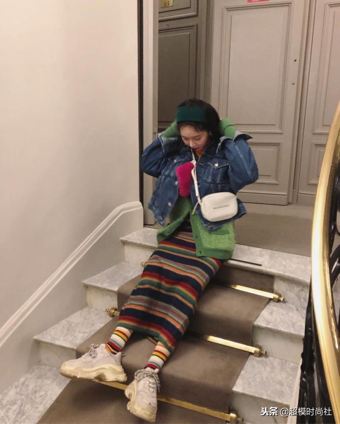 杨幂穿打底袜好看吗,杨幂穿长筒袜的穿搭