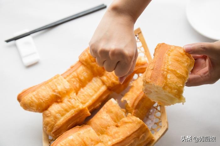 不用酵母不放泡打粉做油条的做法,不用酵母的油条做法