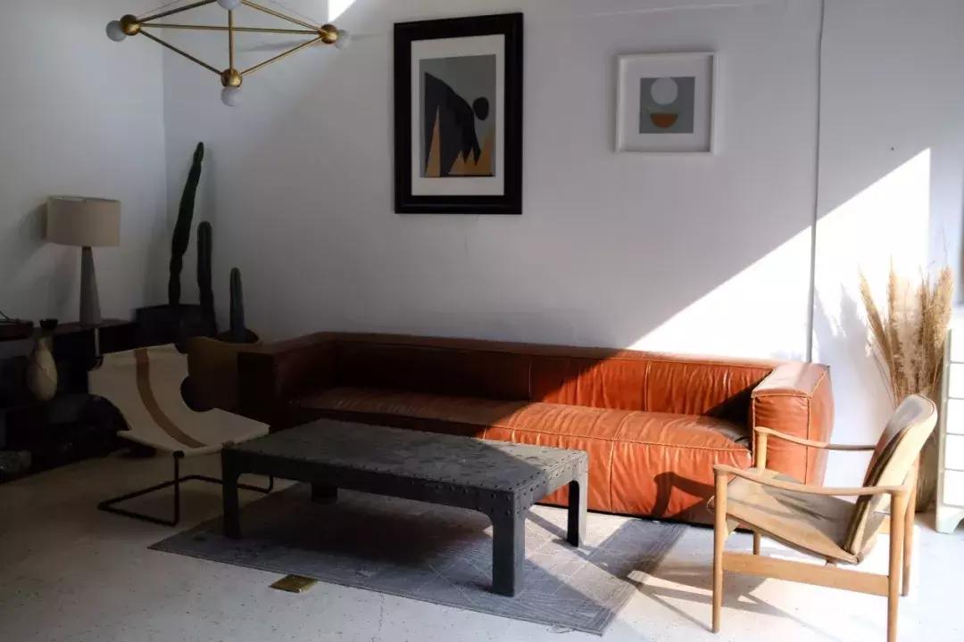 客厅里挂结婚照好不好,结婚照挂在客厅的沙发上面好吗