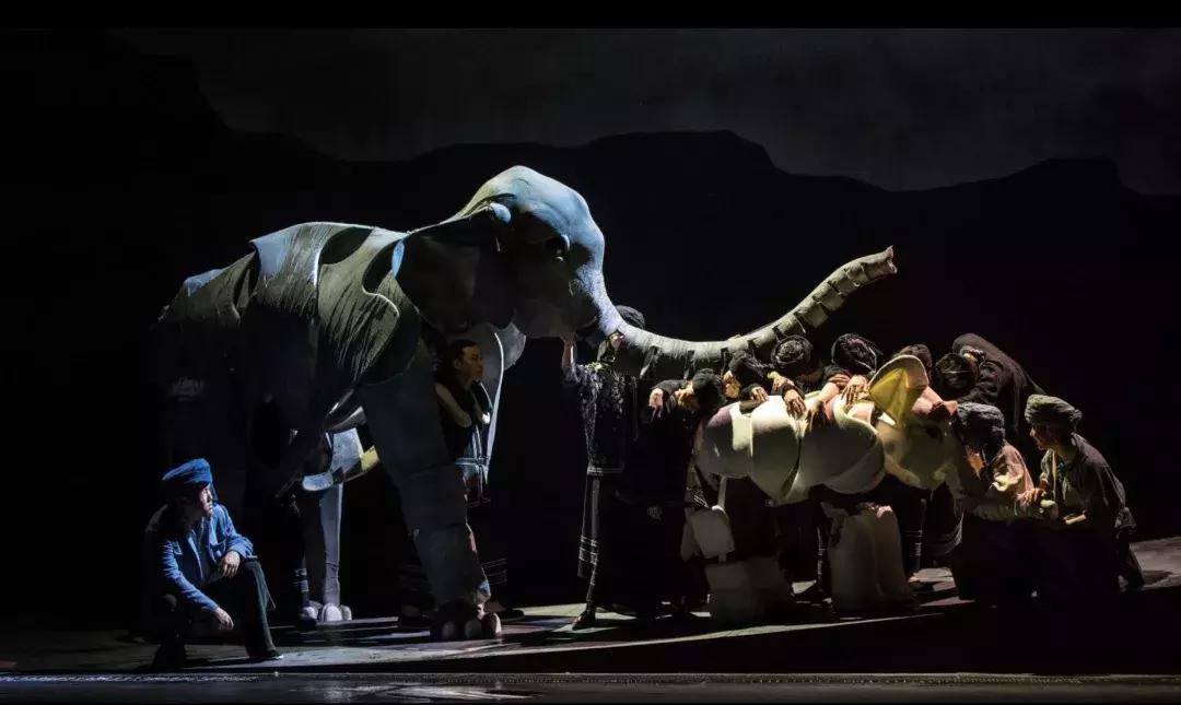 歌颂祖国，战象献礼！3.8m巨型“偶象”跳出课本