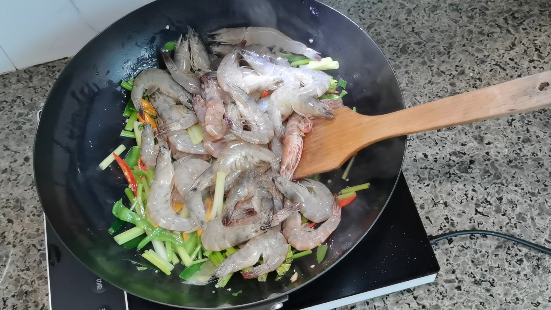 初夏基围虾怎么做营养又好吃,基围虾一锅鲜最正宗的做法